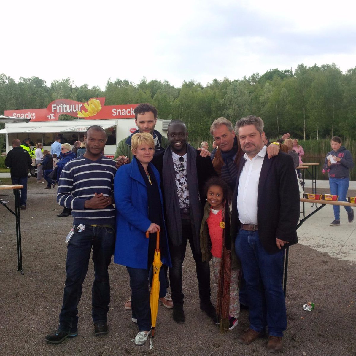 Geslaagde familiedag met vrienden en collega's in Boom, ondanks het weer was er een #helfie-sfeer ✌🏾#nva
