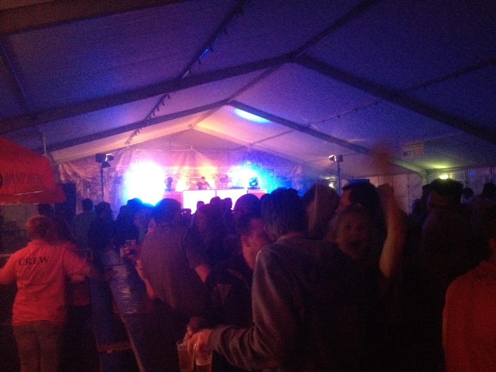 Laatste voorbereidingen voor <a href="/slamfm/">SLAM!FM</a> met dj's @jeroenpostnl &amp; @luckycharmes. Pic gister #nieuwveenstentfeest.