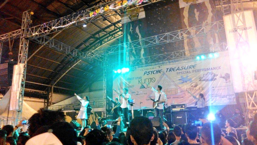 "Kita memandang langit yang sama..." <a href="/glamours2015/">Psyche Treasure</a>