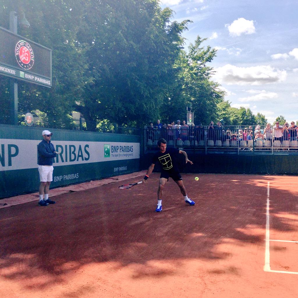 rolandgarros's tweet photo. A spot of Saturday afternoon practice for @rogerfederer #RG15 http://t.co/gUqaBUmipR