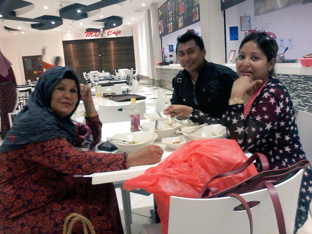 wanamirhakim89's tweet photo. Bersama #makmah ng kak @annedollar
Di paya bunga
Thank you sis @annedollar blajer http://t.co/ykzzM5OWVQ