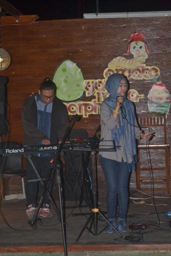 ADuinfest's tweet photo. terimakasih kpd @ndatatianas n friends yg suaranya bkin lupa ini malam minggu :) #ADuinAward http://t.co/4b3hLoaQfA