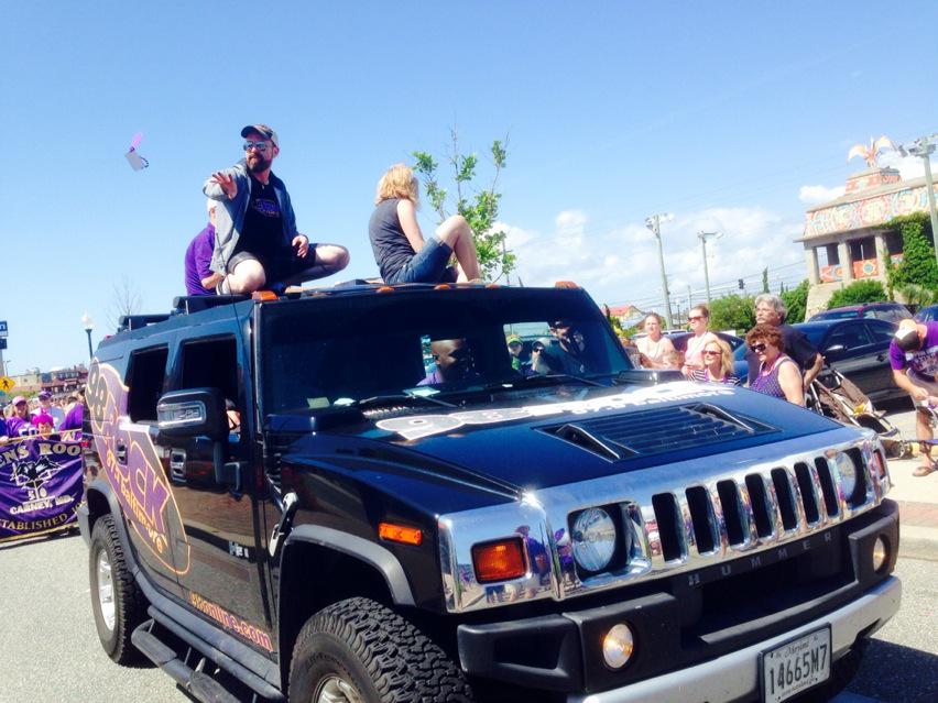JSS98Rock's tweet photo. Beads! #ravensparade #beachbash98 http://t.co/kvjeLyHCFQ