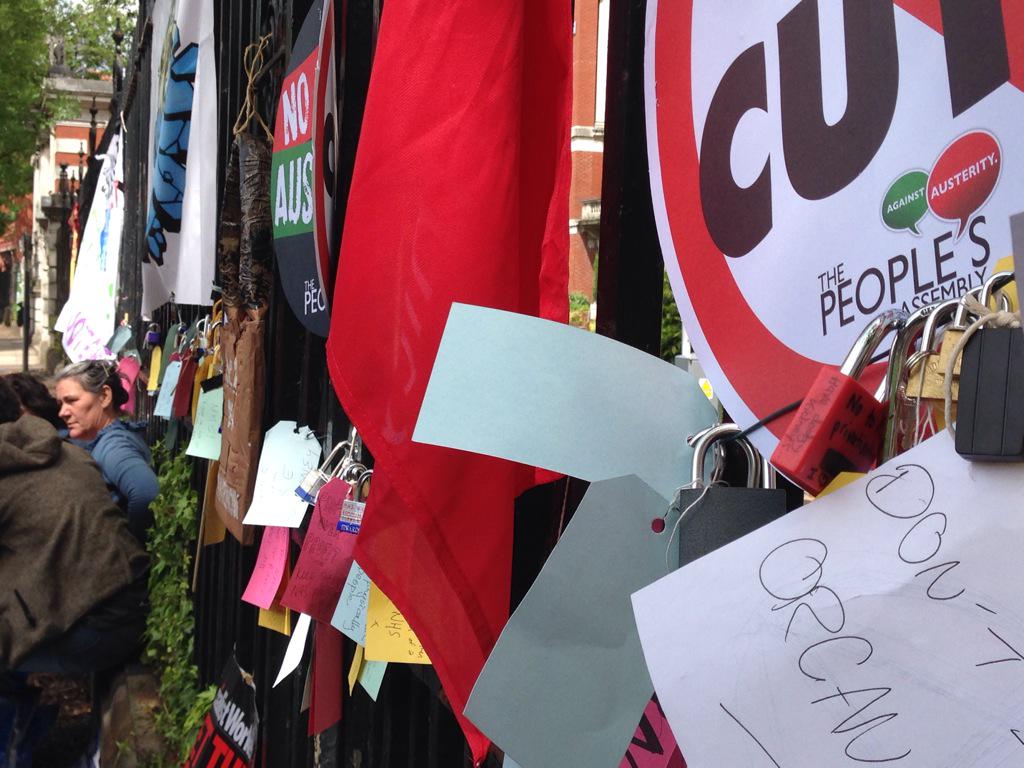 PplsAssemblyMcr's tweet photo. Locking out privatisation at Manchester Royal Infirmary #EndAusterityNow @justinmoorhouse @juliehes @SaveOurNHSMCR http://t.co/G4usariODh
