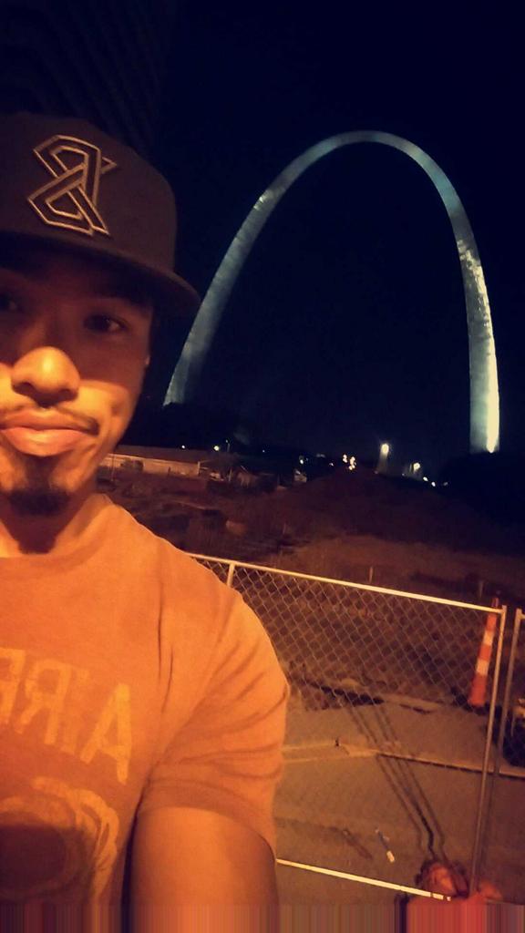Moonwalker418's tweet photo. St Louis was fun. The arch looks pretty at night http://t.co/sHrvJeckPz