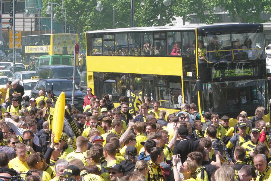 BlogBrasilBVB's tweet photo. Torcedores do BVB reunidos em Breitscheidplatz, uma praça de Berlin. http://t.co/joRM6HVf1j