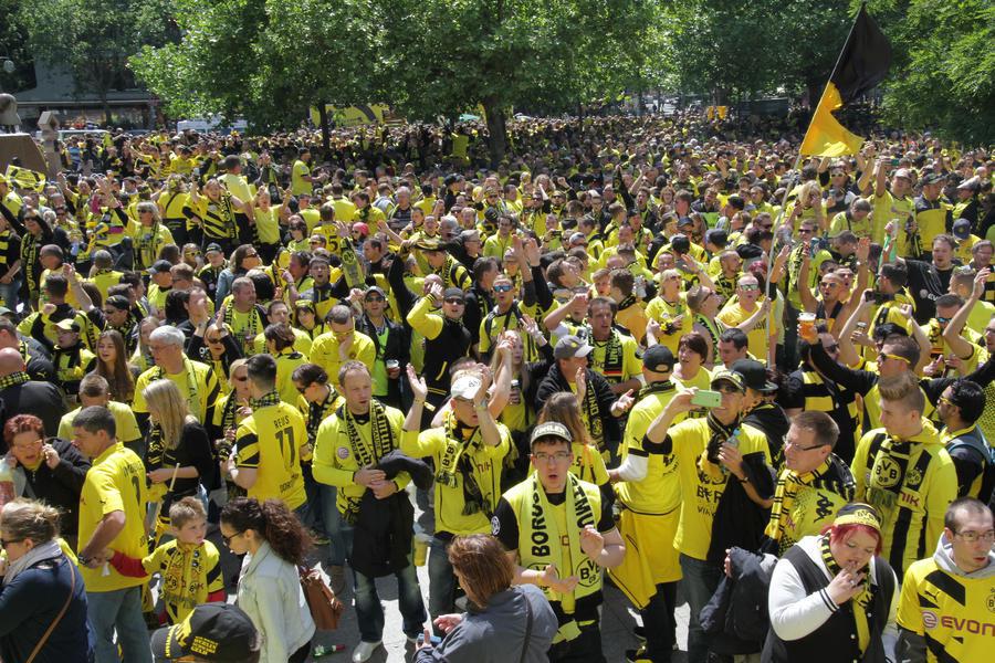 BlogBrasilBVB's tweet photo. Torcedores do BVB reunidos em Breitscheidplatz, uma praça de Berlin. http://t.co/joRM6HVf1j