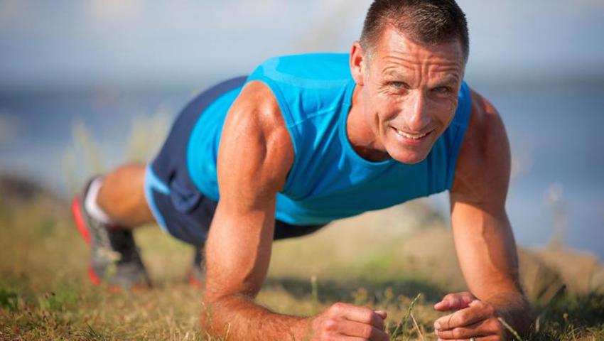 Тренер установить. Двое натренированных людей. Персональный тренер. Тренировка в спортзале. Тренер установить.