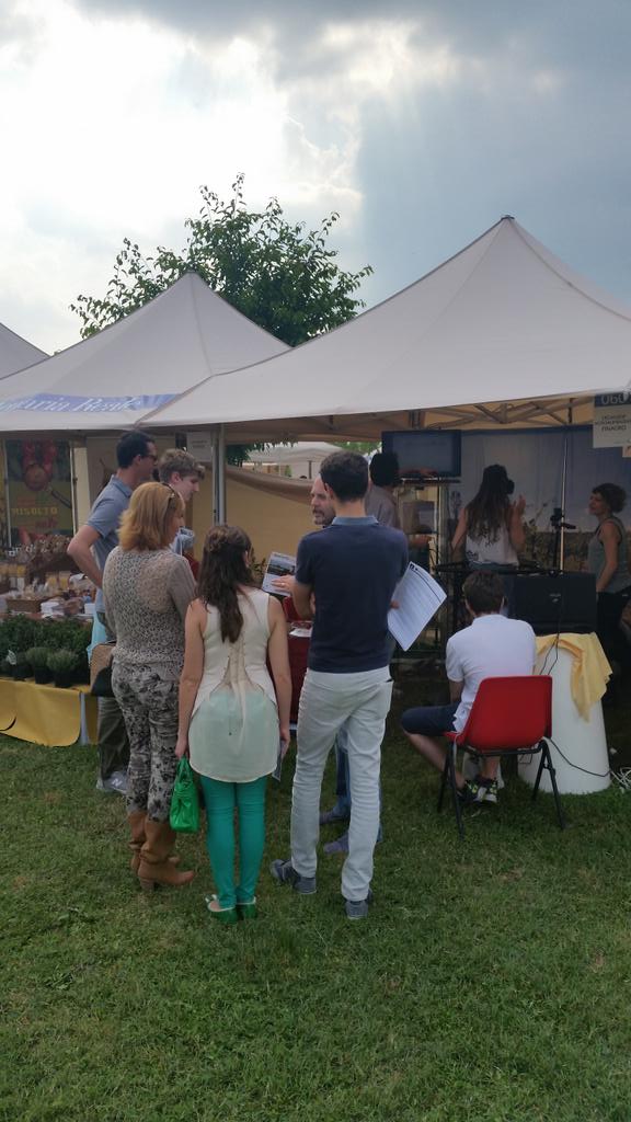 Piemontefoodit's tweet photo. Continua la coda per  il #virtualanghe #piemontefood #ortinfestival #reggiavenaria http://t.co/HVu2DcBrrt