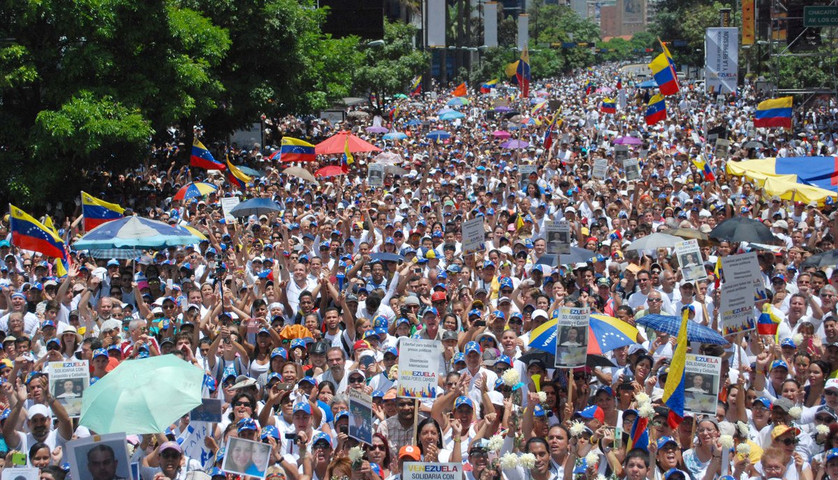 liliantintori's tweet photo. #VenezuelaUnidaPorElCambio para exigir fecha parlamentarias y libertad de presos políticos http://t.co/GkR9iK4C31 http://t.co/q4KoKOoaNG