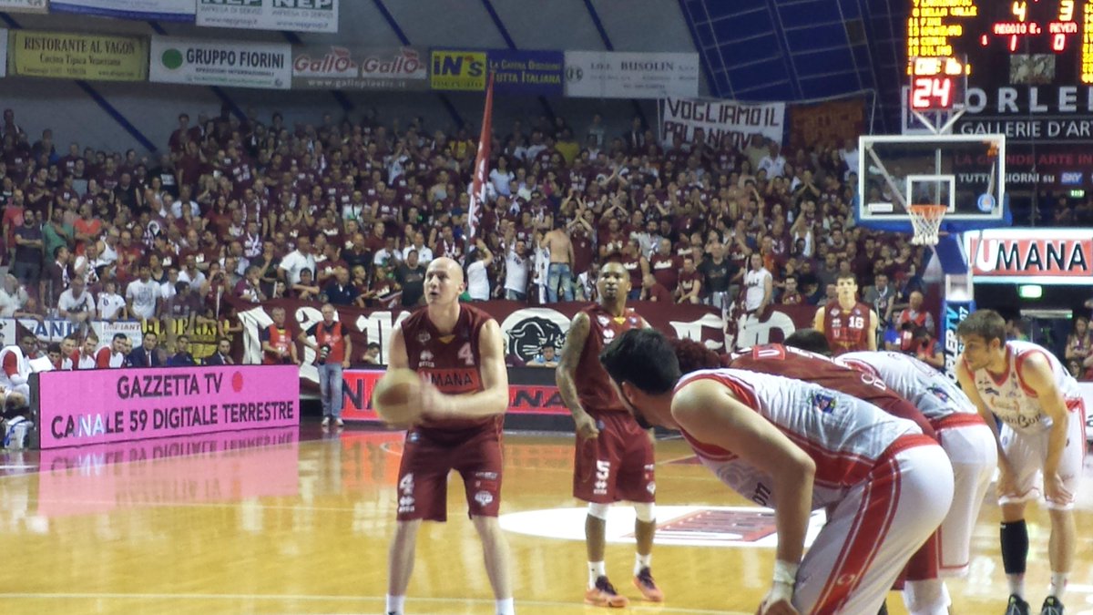 Basket semifinale playoff Serie A: Reyer Venezia-Reggio Emilia 87-80