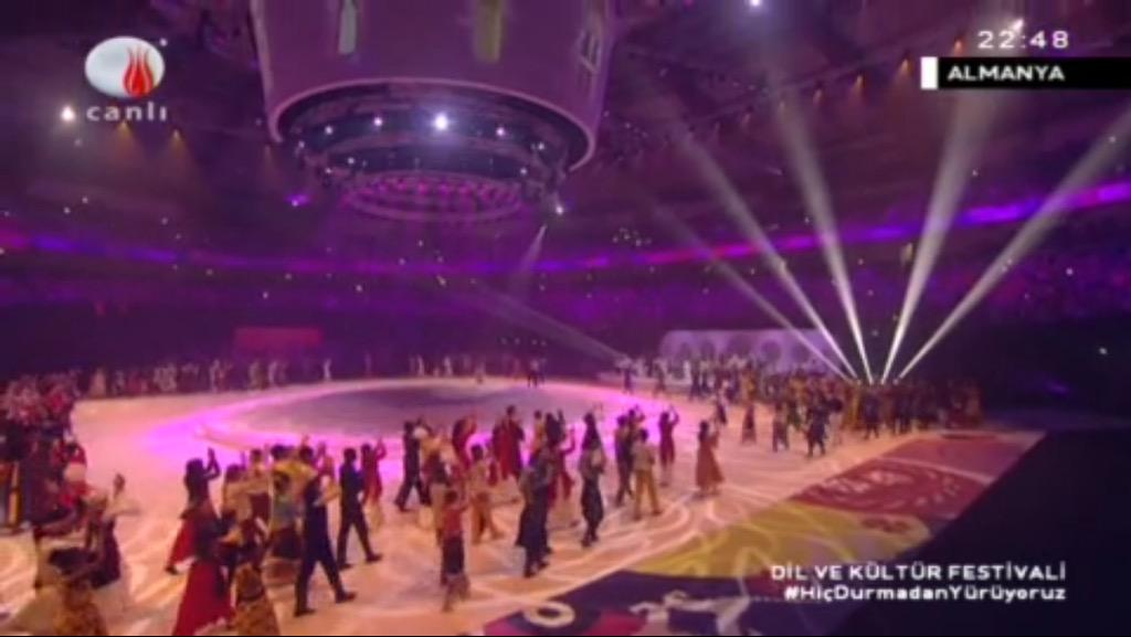 mehtaptv's tweet photo. Dil ve Kültür Festivali'nde "Yeni Bir Dünya" ile #HiçDurmadanYürüyoruz @mehtaptv http://t.co/a5WgAqBrWT