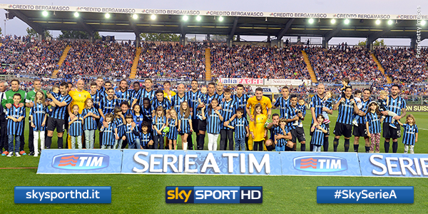 SkySport's tweet photo. Foto di gruppo accanto ai figli per i giocatori dell’@Atalanta_BC nel pre-partita. #AtalantaMilan 1-2 #SkySerieA http://t.co/OyyxTR5q7u