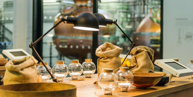 BombaySapphireA's tweet photo. Botanicals start a new chapter in the Dry Room at our Laverstoke distillery. #InsideBombay http://t.co/wp34d5Ymg3