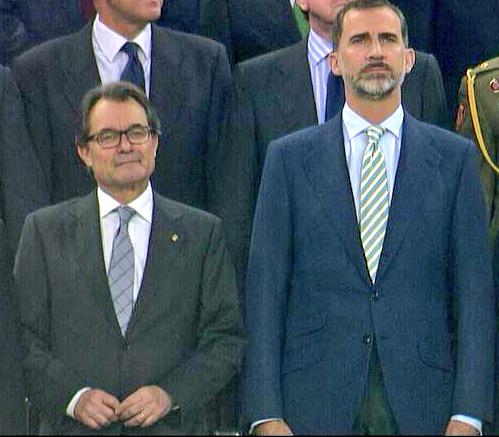 roquini's tweet photo. En la pitada a l'himne opresor el somriure de Mas i el "careto"del Borbó ho diuen tot #Piiiiiiiiiiiiiiii http://t.co/vIJfa25YAC