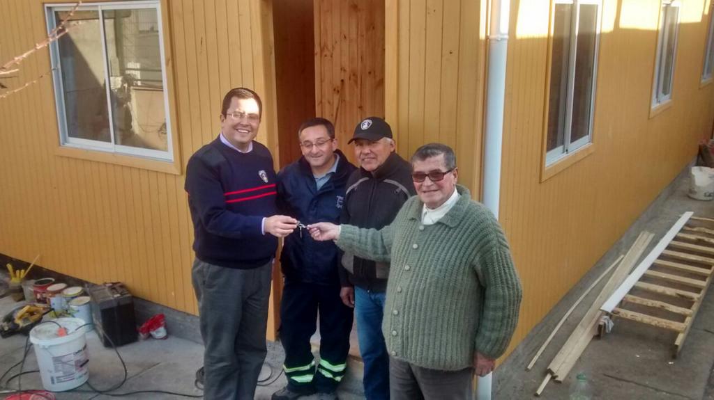 CBSA1913's tweet photo. A esta hora Sr Superintendente E. Berrios hace entrega oficial de nueva casa a Sr. Cuartelero 2° Cia R. Fuentes http://t.co/kLOJWvoT1J