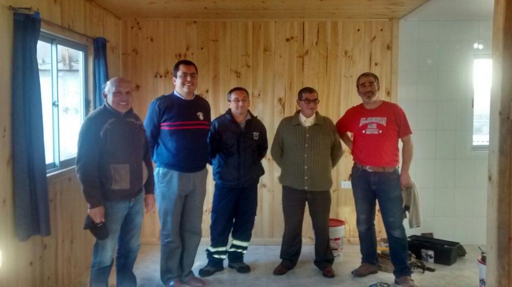 CBSA1913's tweet photo. A esta hora Sr Superintendente E. Berrios hace entrega oficial de nueva casa a Sr. Cuartelero 2° Cia R. Fuentes http://t.co/kLOJWvoT1J