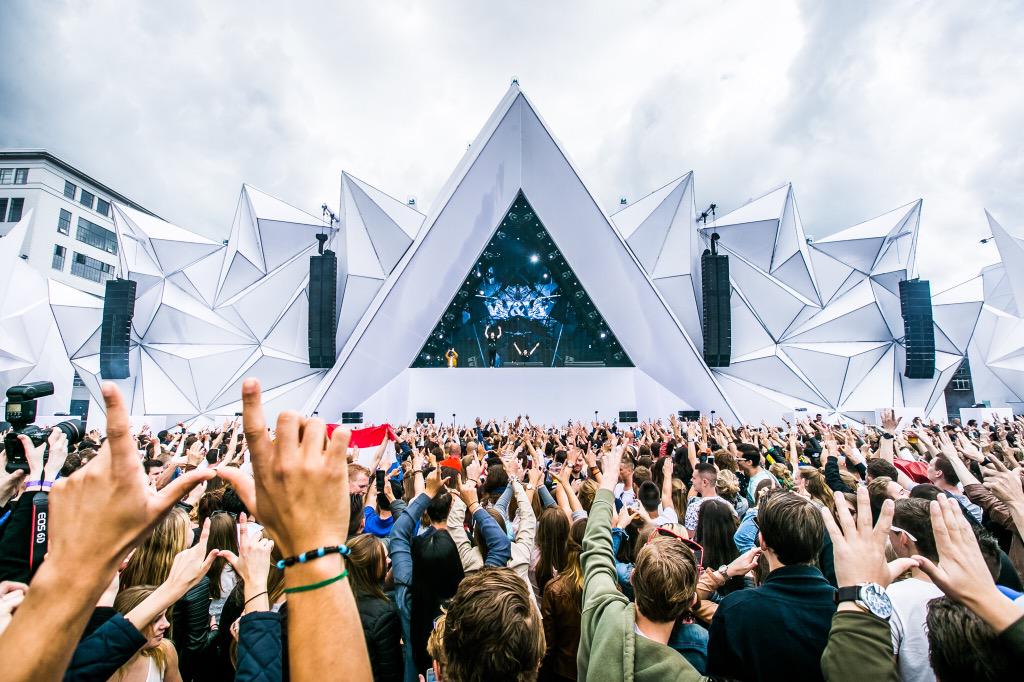 PhilippeWuyts's tweet photo. @WandWmusic rocking @FlyingDutchNL !! http://t.co/athWrJJm8U