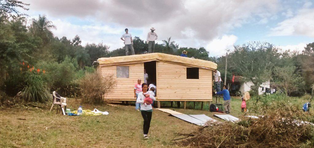 Fedeknuppel's tweet photo. Van tomando formas las viviendas de emergencia. @TECHOarg #CorrientesChaco #Voluntariado #LaTosquera #RioParana http://t.co/C6AjOafcWQ