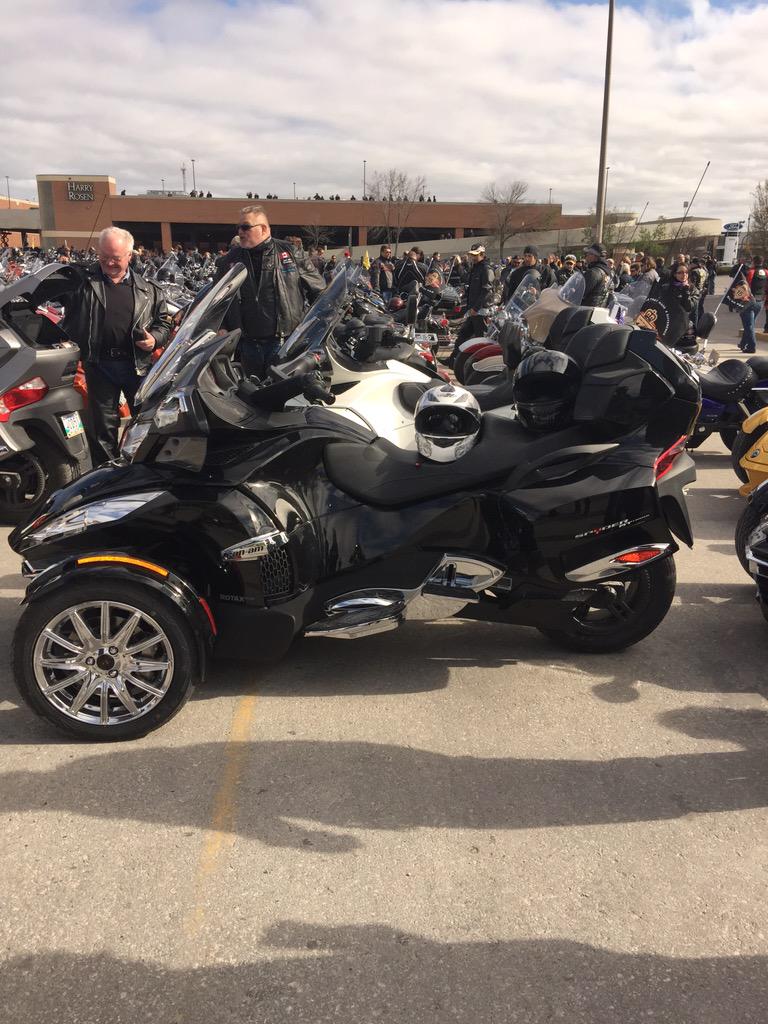 ForeseeSafety's tweet photo. #RideForDad #spyder great turn out Winnipeg! @ennsbros @Coralee42917436 http://t.co/nSi0ephjfd