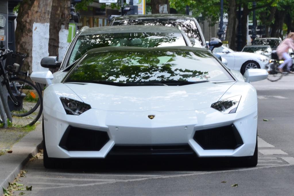 CarspotterPaul's tweet photo. Avi👌
#Lamborghini #Aventador #Berlin #supercars #sportcar #awesome #car http://t.co/YTI1FCyqAv