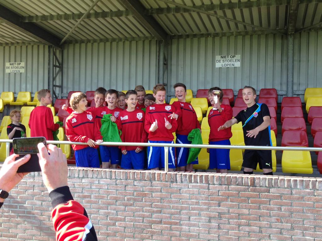 Erremuucup's tweet image. De D-pupillen sluiten een super toernooidag af! Leuke D-teams uit heel Nederland. Winnaar in poule 1: @VVEijsden D1.