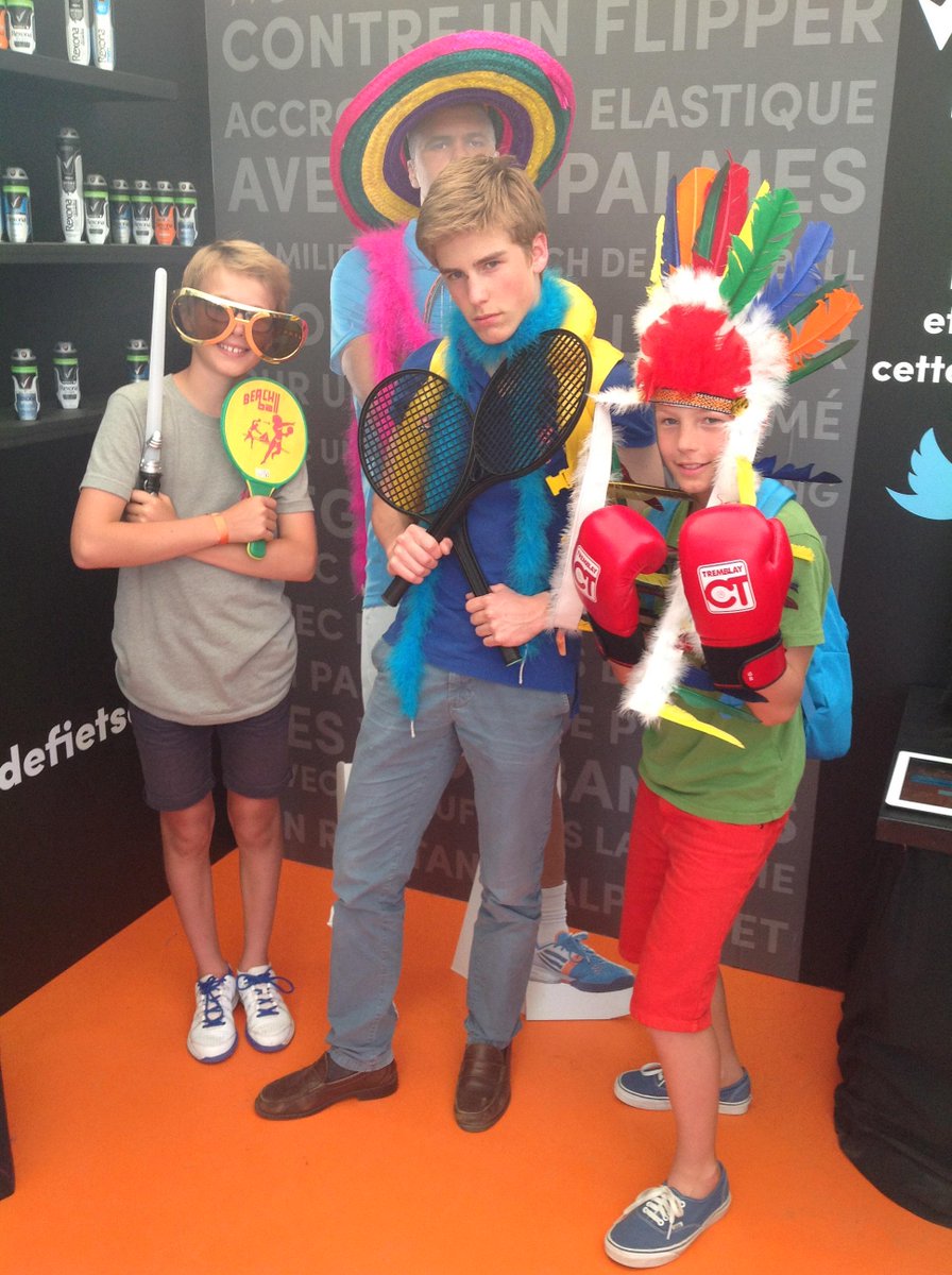 RexonaMenFr's tweet photo. #jedefietsonga joue habillé en Kinder Bueno Man http://t.co/uCdaFaAS9E
