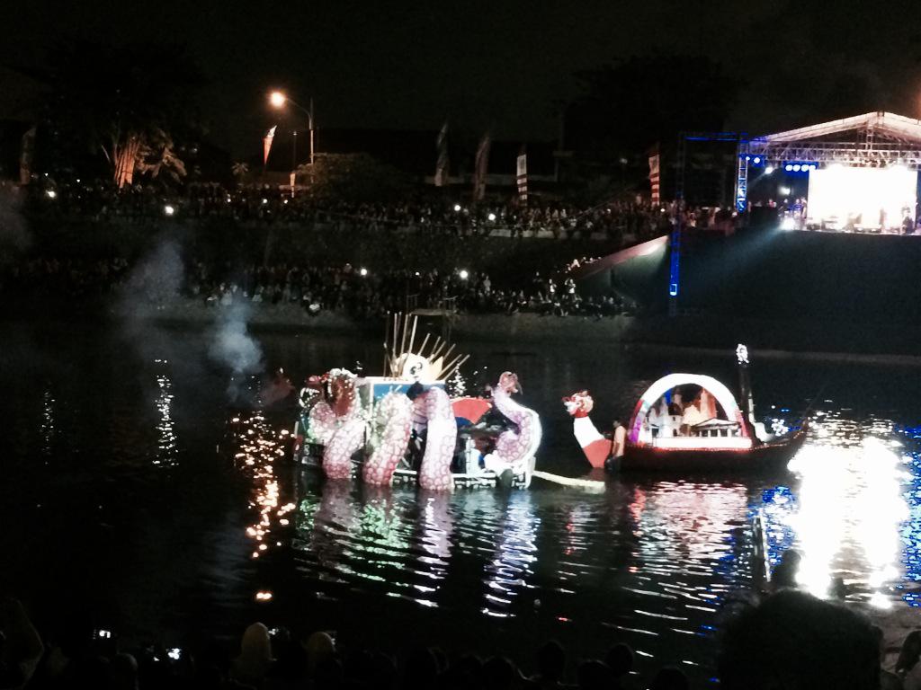 Destia328___'s tweet photo. "@ganjarpranowo: Fest kali garang Semarang http://t.co/4mad6o69Sd" ♥♥
