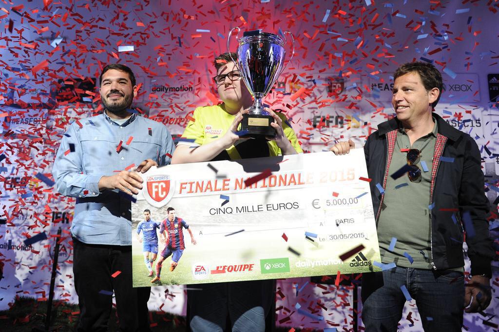 BruceGrannec's tweet photo. Bravo à @aAa_Ayziq pour son titre de champion de france de l'#EASFC15 ! ;-) http://t.co/Re0bS7wXa9