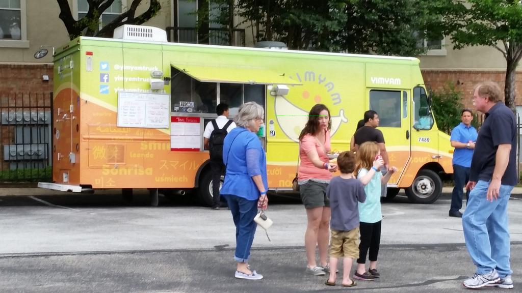 YimYam is yum yum. They're jamming <a href="/NTXFTA/">North Texas Food Truck Association🚎</a> Food Truck Fest. Supporting #Shriners Children Hospital. Weather is great.