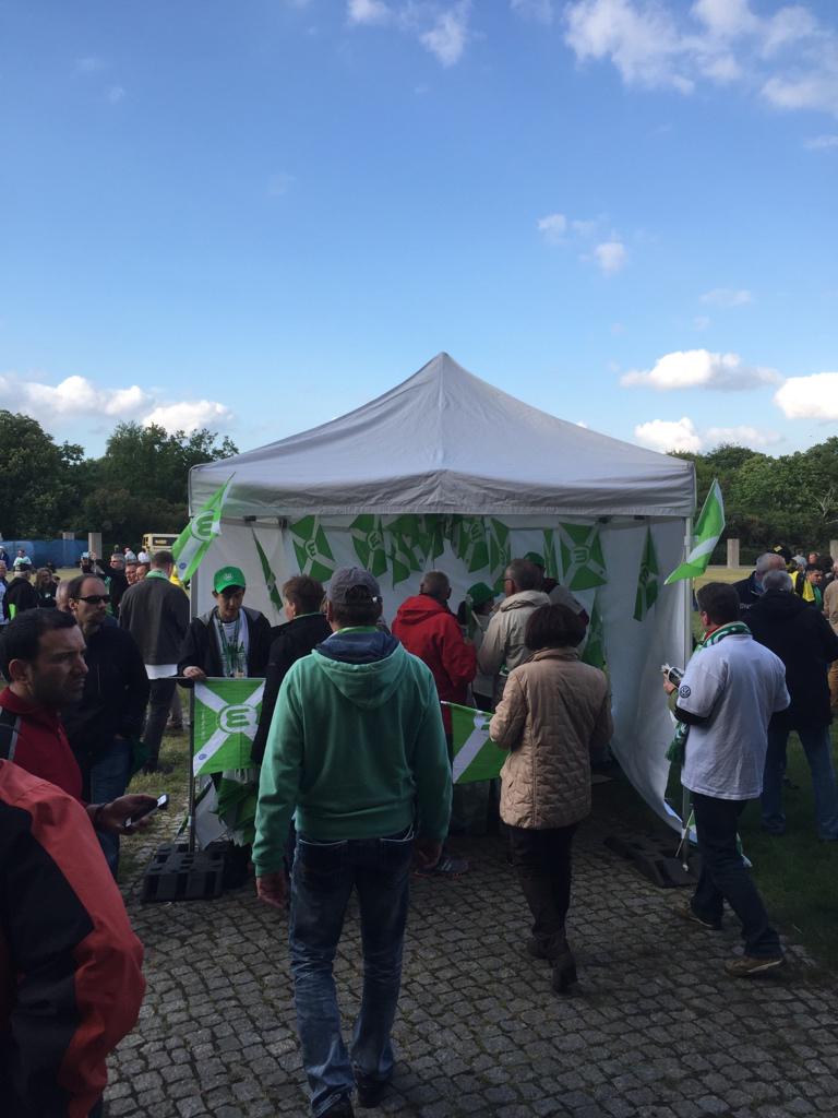 FinaleBVB's tweet photo. Die Fans des @VfL_Wolfsburg bekommen hier Fahnen. Beim @BVB zahlt man hier dafür. #FinaleBVB #Ballspielfinale http://t.co/uMjDBGyx7Y