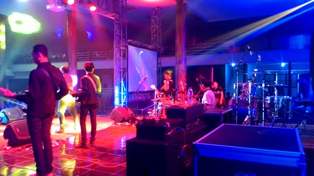 OfficialOneBand's tweet photo. On Stage ! The Rock Party ! http://t.co/GKMPLvE2rf