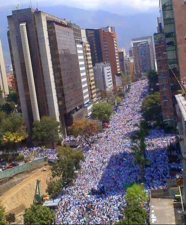 NoticiasSB1's tweet image. #30M Desde las Alturas, Av Francisco de Miranda, Caracas #30MVenezuelaHora0 bitly.com/1dDp5w6