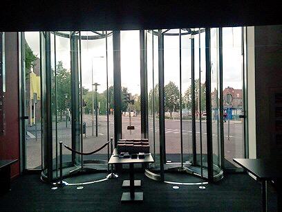 Het lijkt er op dat iedereen heeft begrepen dat het festival vanavond niet door gaat.Niemand te zien.Fijn weekend!