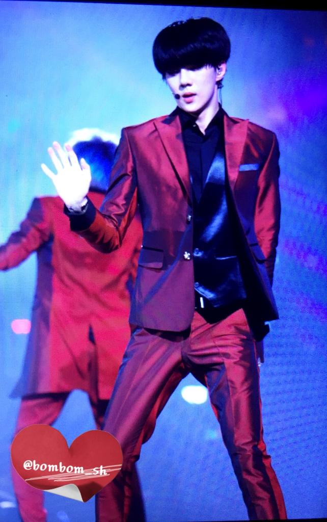 bombom_sh's tweet photo. 150530 상해콘서트 #세훈 #sehun 빨간수트 존섹시 좋아요예요ㅜ♡ㅠ http://t.co/zBicyjYJiq