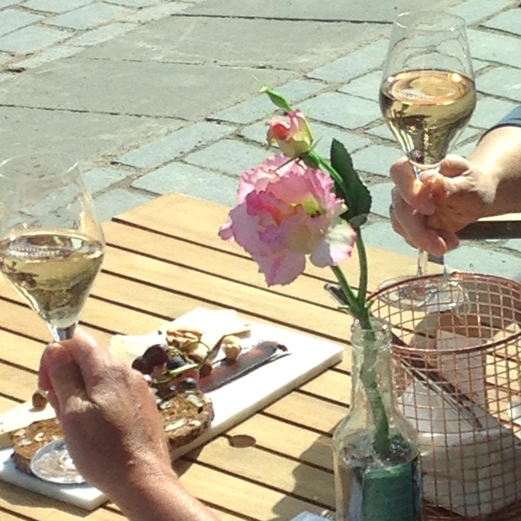 Santé @piushaven #EethuisTwintig #terras #zon #ophetgoedeleven #popup @DisDoncChampagn #GrowersChampagne