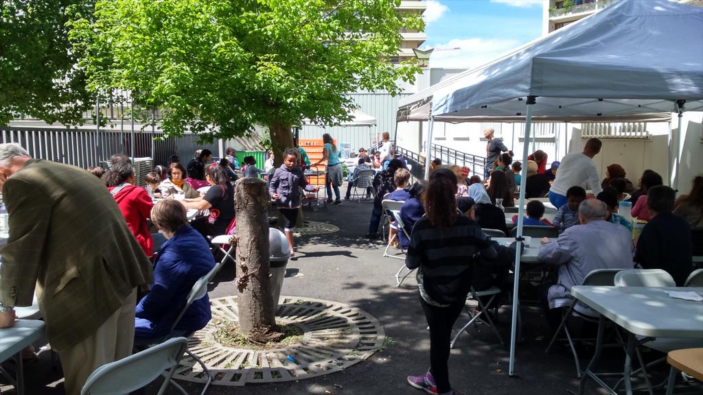 nmansier's tweet photo. Très sympa, la fête du centre social Didot @ensembleprle14e @buglose14 @ray64_2008 @chantalgodinot @DanielCayol http://t.co/MLGHx0Phhe
