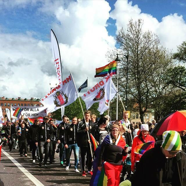 Jag är en stolt Drottare❤️
Med bild från dagens Pridetåg i Halmstad.
Älska vem du vill.
❤️💚💜💙💛❤️💚💜💙❤️
