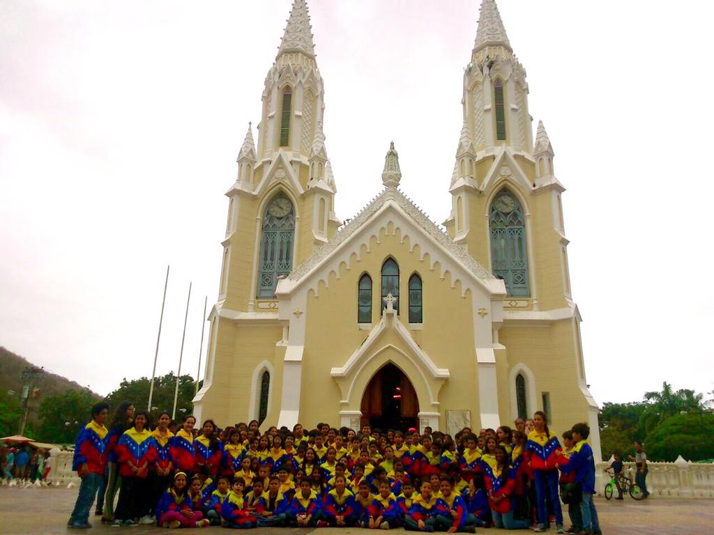 Niñas y niños de la #SNIV llevaron su ofrenda ante el altar de la Patrona del Valle del Espíritu Santo