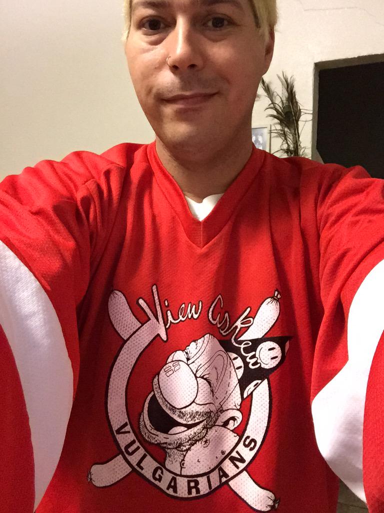 Total dork, but after meeting n chatting with the incredibly sweet <a href="/ThatKevinSmith/">KevinSmith</a> n <a href="/JenSchwalbach/">Jennifer Schwalbach Smith</a> wore this all day