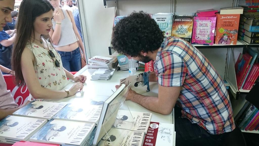 mugalibros's tweet photo. Así de bien estamos con @Marwanmusica en la @FLMadrid #FLM15 http://t.co/BDP5j2CN1T