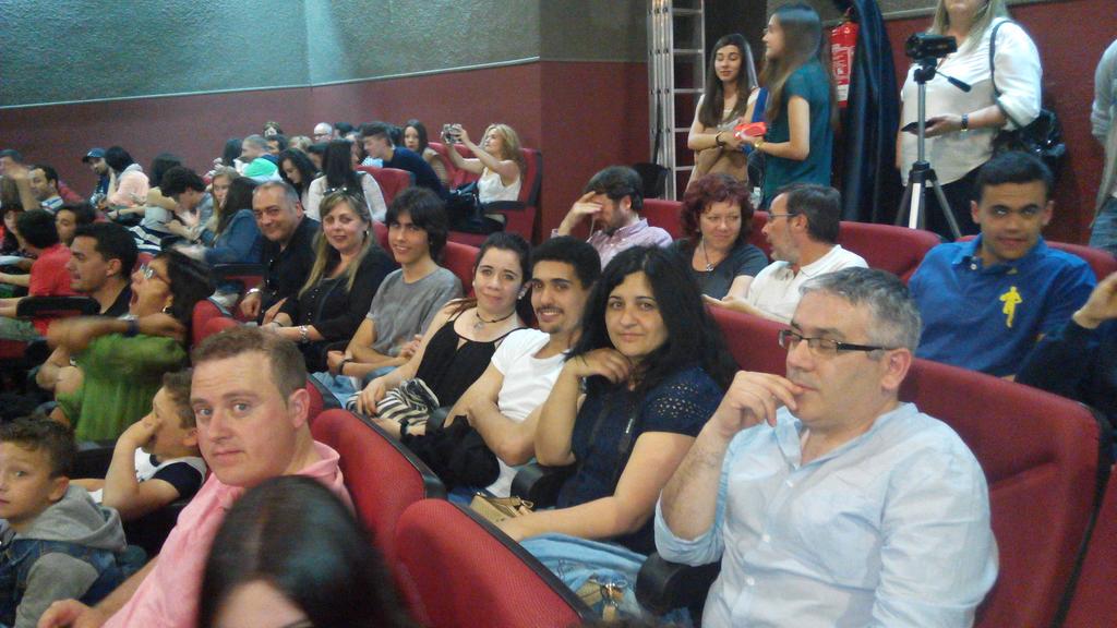Faladeraio's tweet photo. #olloboi 2015 na entrega de premios coas curtas Low costo e Novos veciños http://t.co/UlBrG454z6