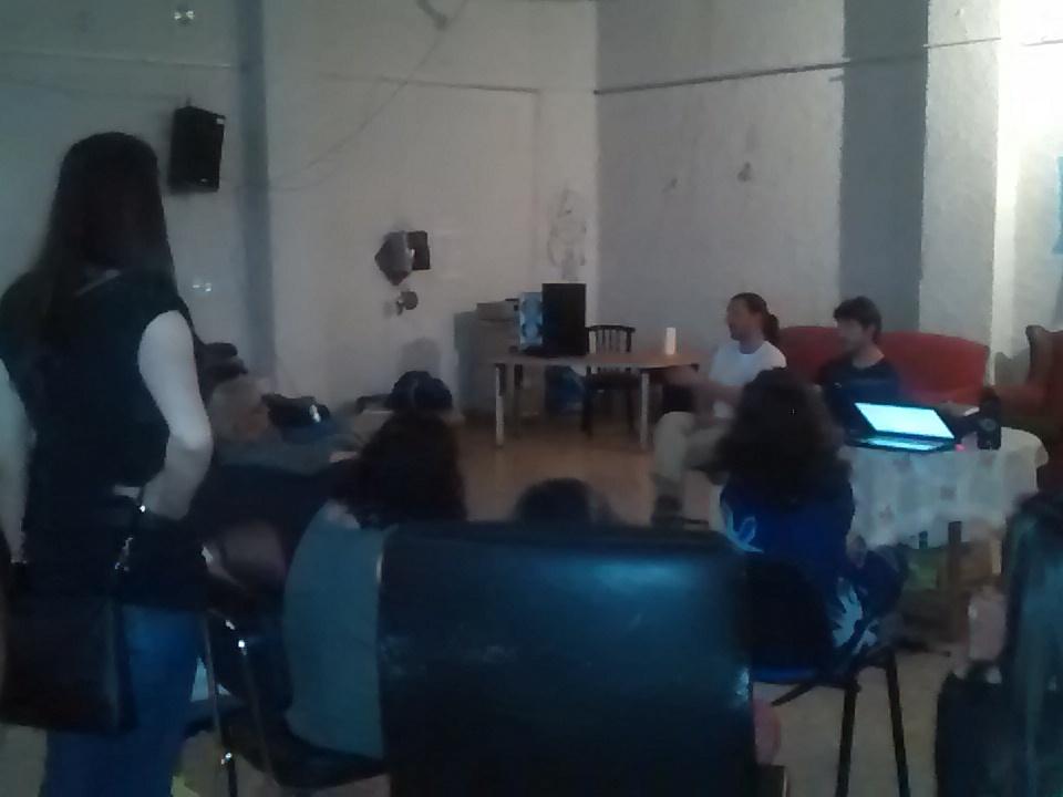 espaciososcuros's tweet photo. Después del documental "Quebrados" (que te deja el corazón en un puño) debate en @CSOALaMorada cc @quebradosfilm http://t.co/xOdNJfY6TR