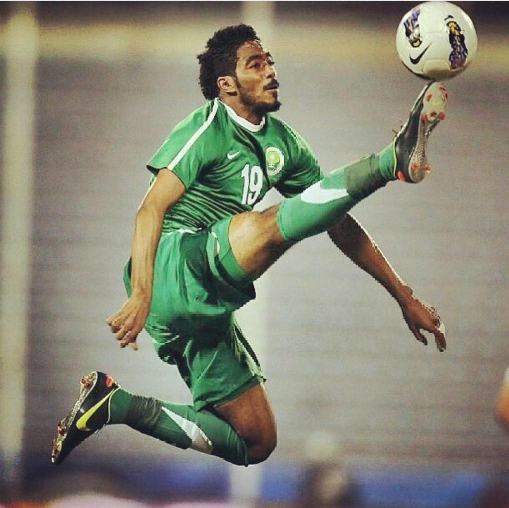 2⃣
فهد الحمد لاعب محور و يملك بنية جسمانية ممتازة ماشاءالله وصاحب تحركات و مجهود بدني 
داخل الملعب ..#الأهلي