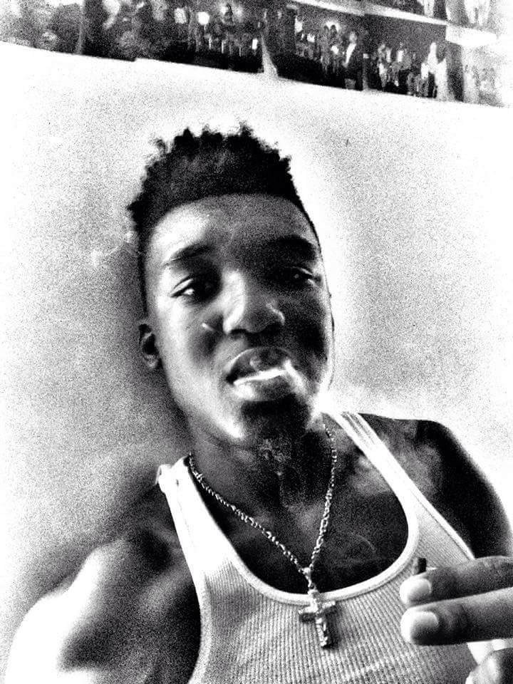 EB_Smiley's tweet image. Chain on nd ah White beater 💸💯💨