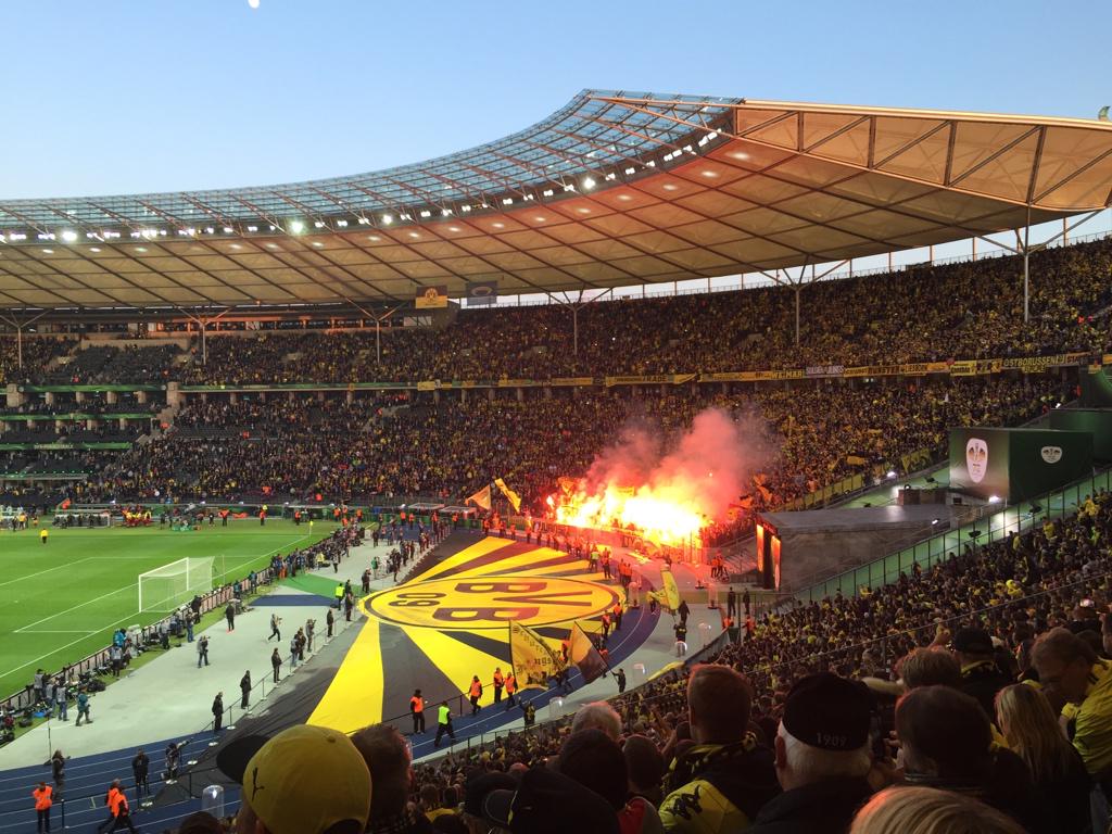 FinaleBVB's tweet photo. Ey, die Spieler des @BVB sollen brennen - für einen Sieg. Aber nicht so ein Mist... #FinaleBVB http://t.co/6aVweuCI18 ^jm