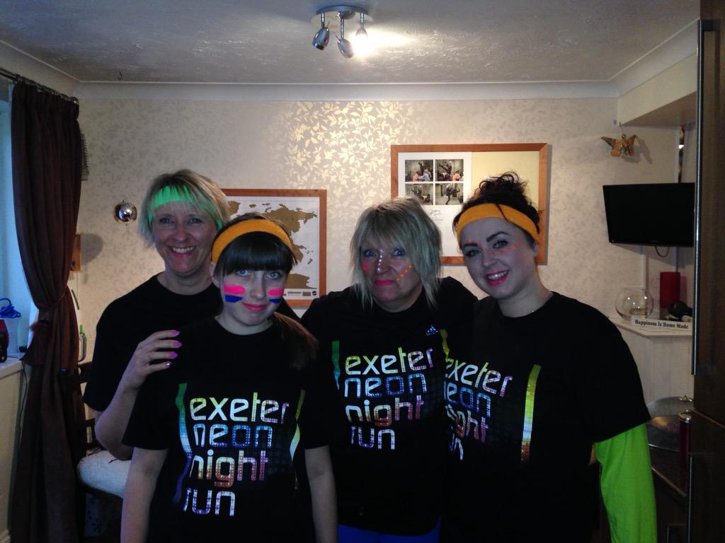 SjSiobhan's tweet photo. #glowingforgood #exeterneonnightrun @debbimoore12 @gwoodyclark @Laytonlover2 http://t.co/XxWpPOOpmx