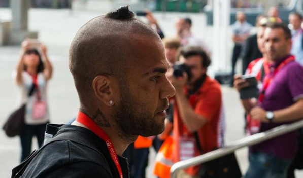 tzantzi's tweet photo. -Alves, si ganáis la #CopaDelRey, ¿te dejas la caca con ojos del WhatsApp de peinado?
-Hecho. http://t.co/ijrfs8LJN2
