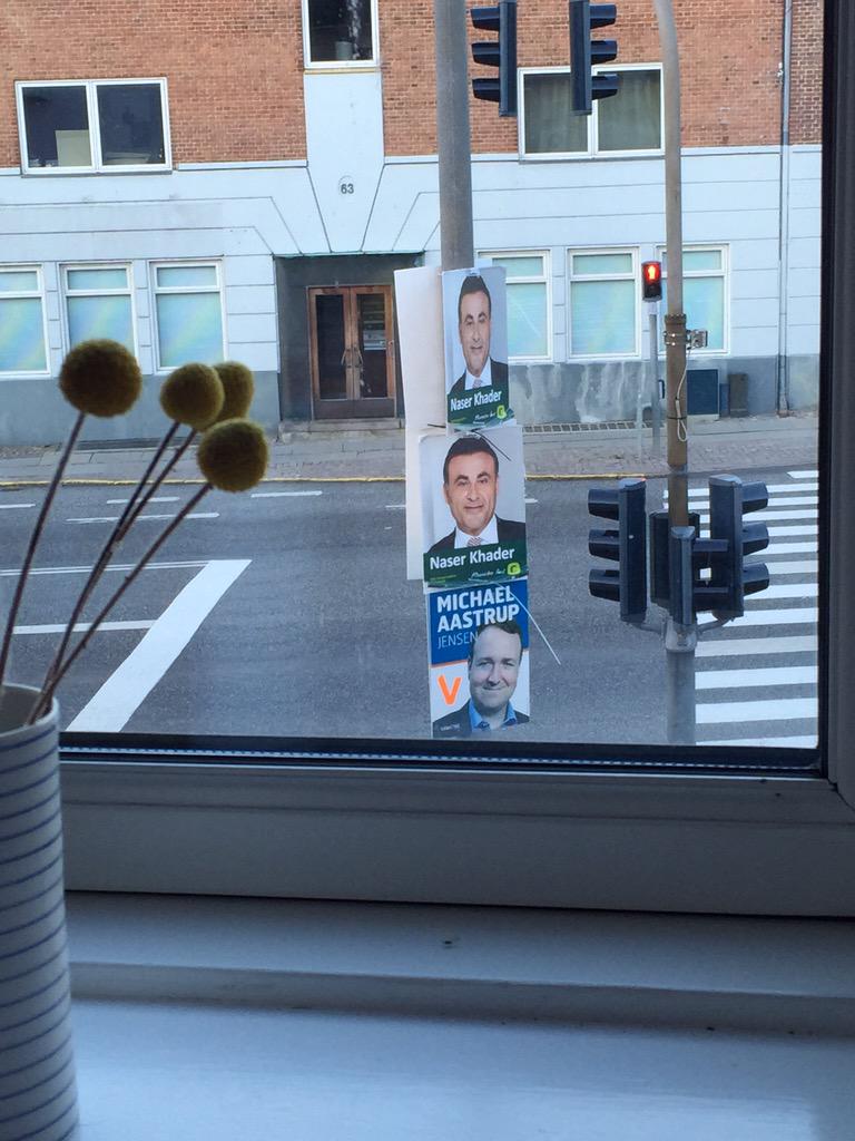 FrkChristinaS's tweet image. Nasar Khader i mit soveværelse! Hvem sender en @olebirkolesen plakat til Højbjerg? Den ville pynte på toppen #StemLA