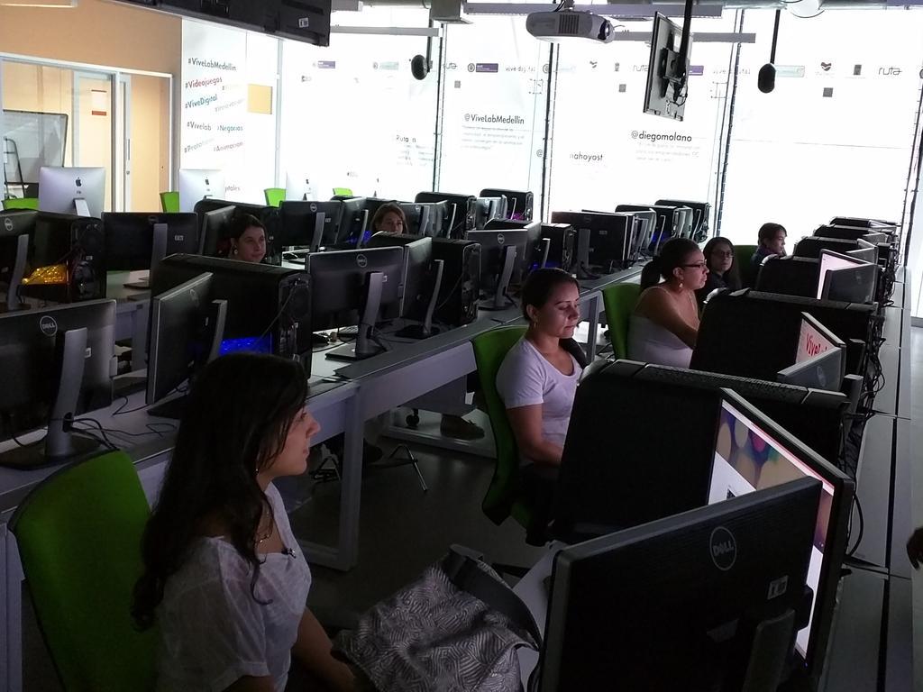 julian_duque's tweet photo. Y empezamos con el @nodeschool para mujeres en el @ViveLabMedellin http://t.co/8ZYhTMkeoi